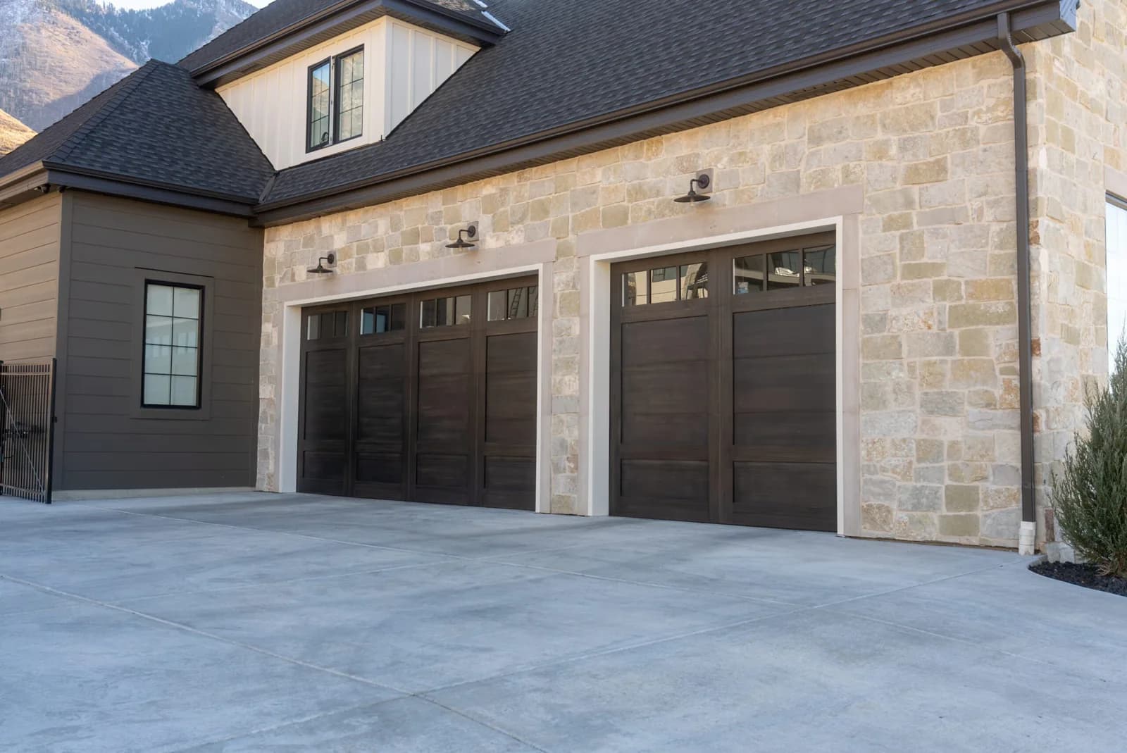 CORNERBROOK SERIES Color: Ebony Design: Andover Window Design: 3 Lite