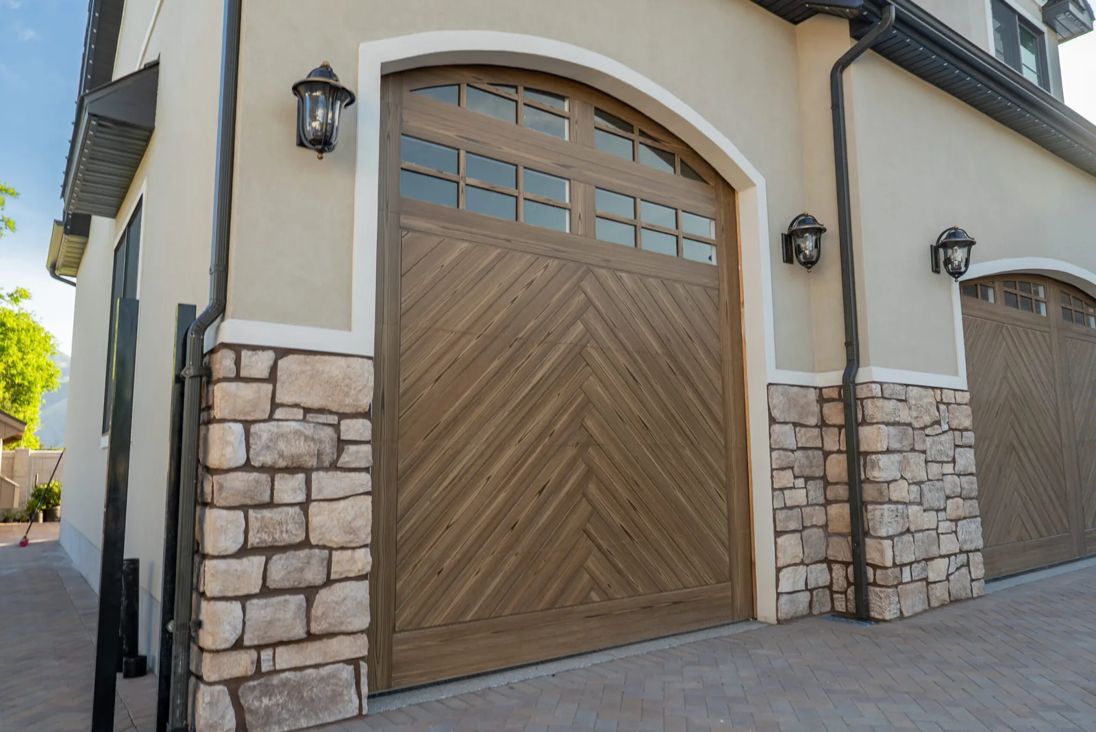 SHORELINE SERIES Color: Valley Oak Design: Hudson Window Design: 6 Grid
