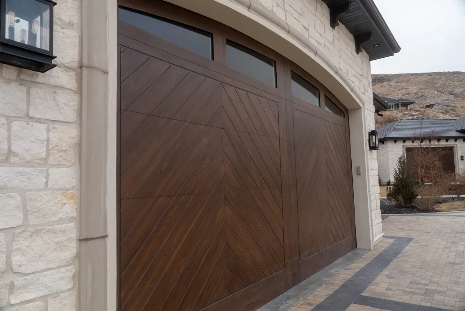 SHORELINE SERIES Color: Chestnut Design: Folkstone Window Design: Standard