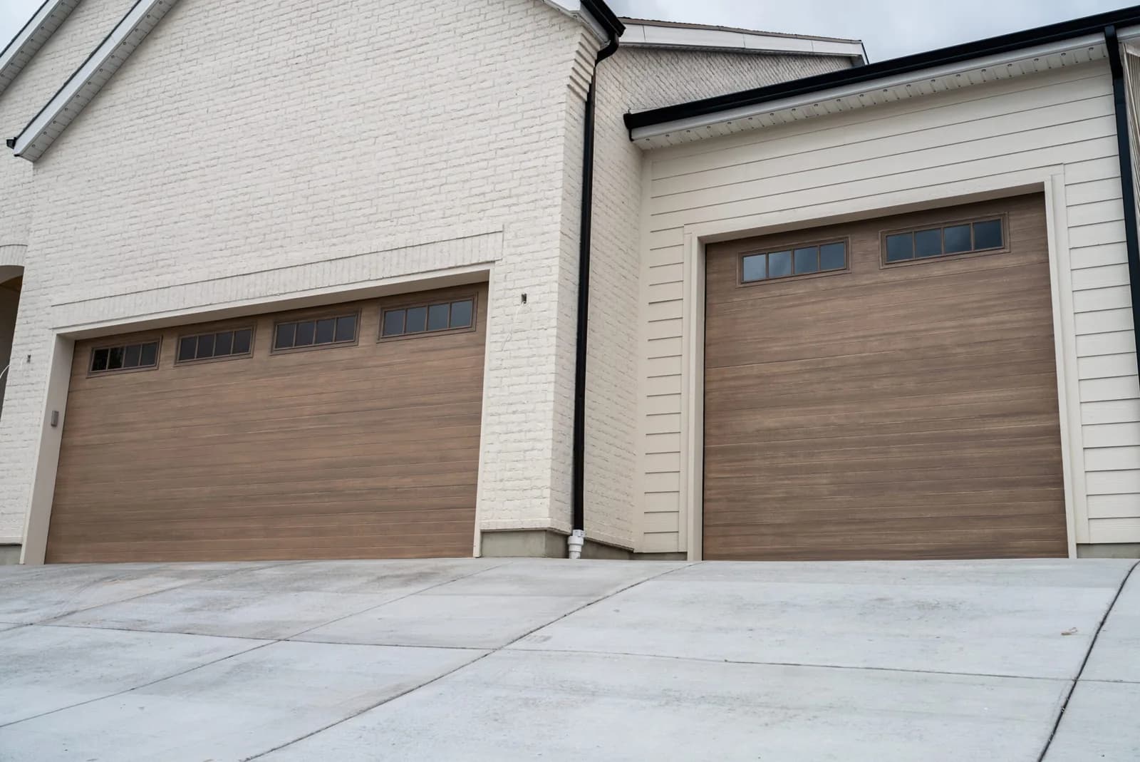 DESIGNER STEEL HIGH PERFORMANCE SERIES Color: Driftwood Design: Plank Window Design: Stockbridge Ranch