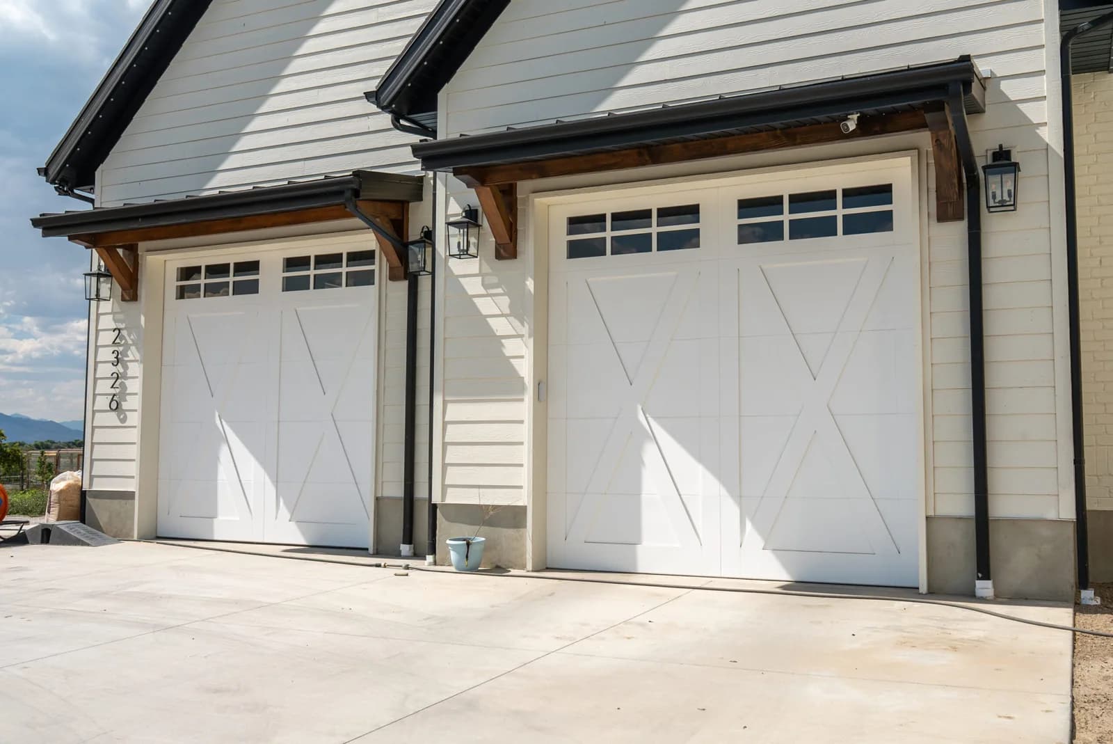 CORNERBROOK SERIES Color: Vidor White Design: Weston Window Design: 6 Grid
