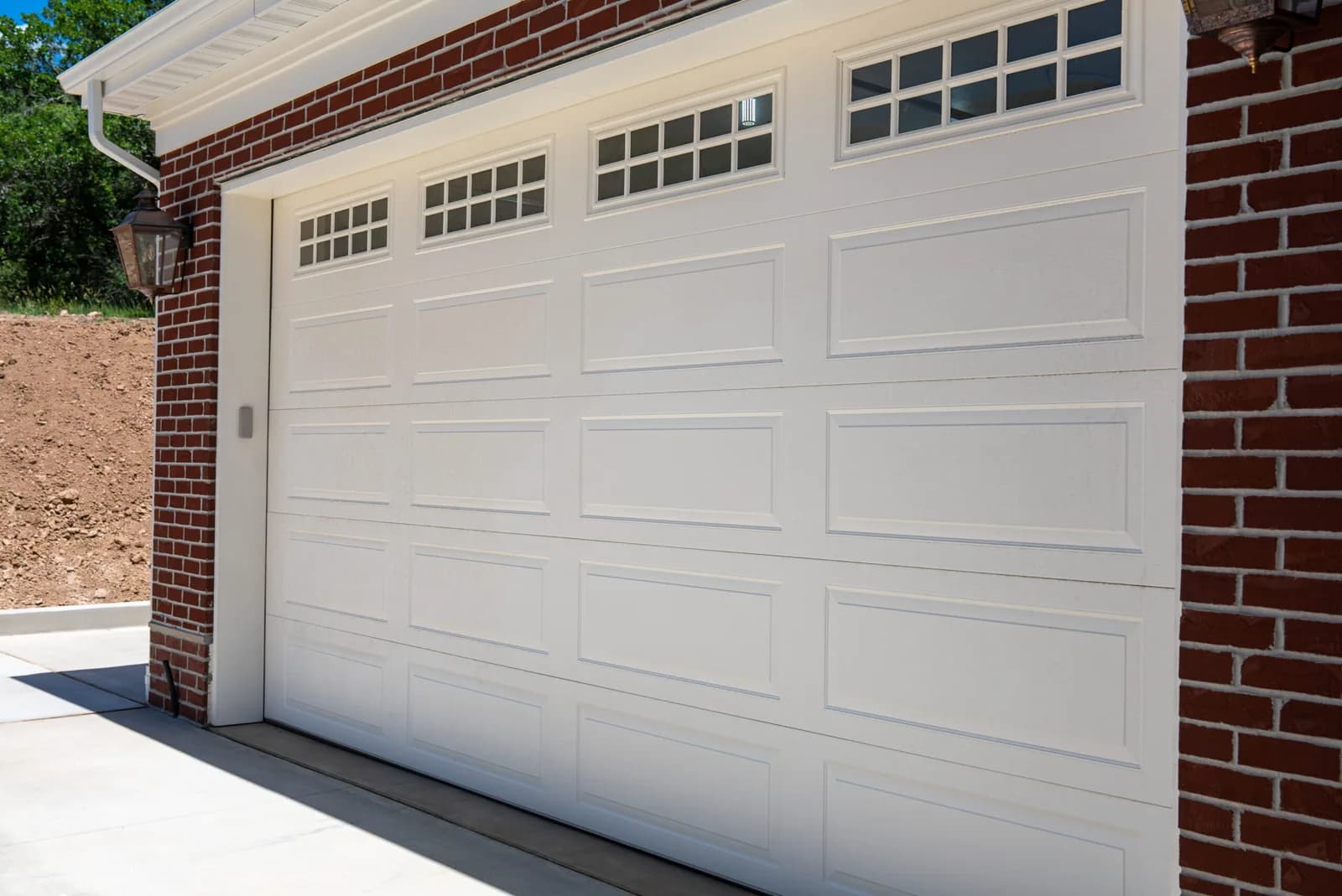 DESIGNER STEEL HIGH PERFORMANCE SERIES Color: Alabaster Design: Raised Ranch Window Design: Stockton Ranch