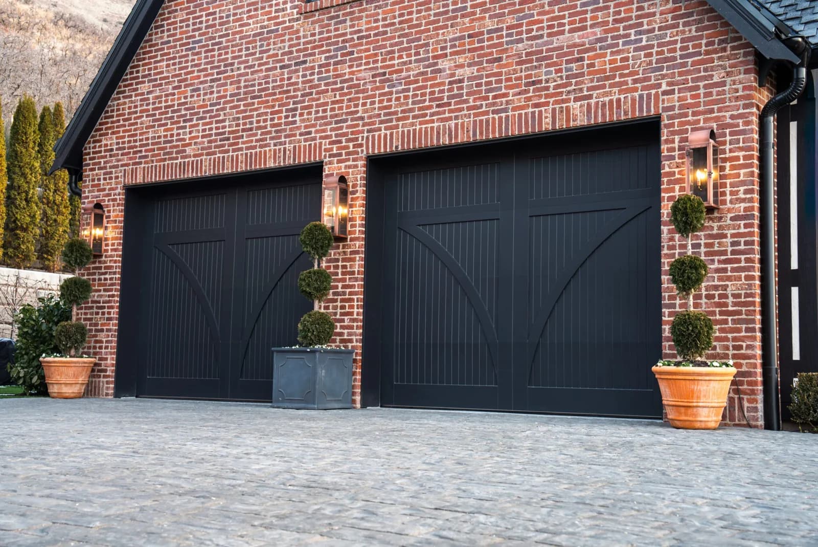BRIDGEWATER SERIES Color: Onyx Design: Custom Window Design: None