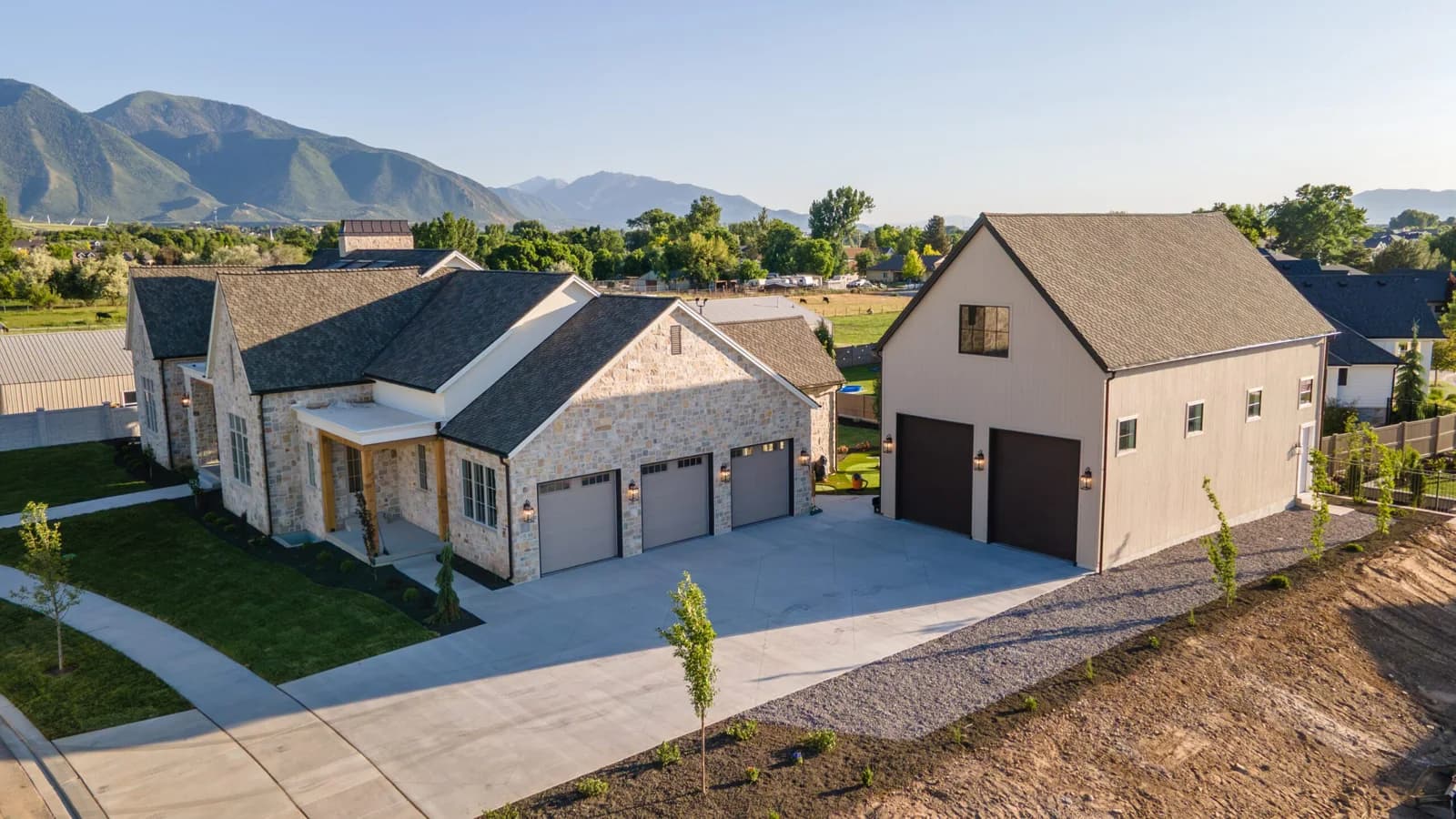 DESIGNER STEEL HIGH PERFORMANCE SERIES Color: Sandstone Design: Recessed Smooth Ranch Window Design: Stockbridge Ranch
