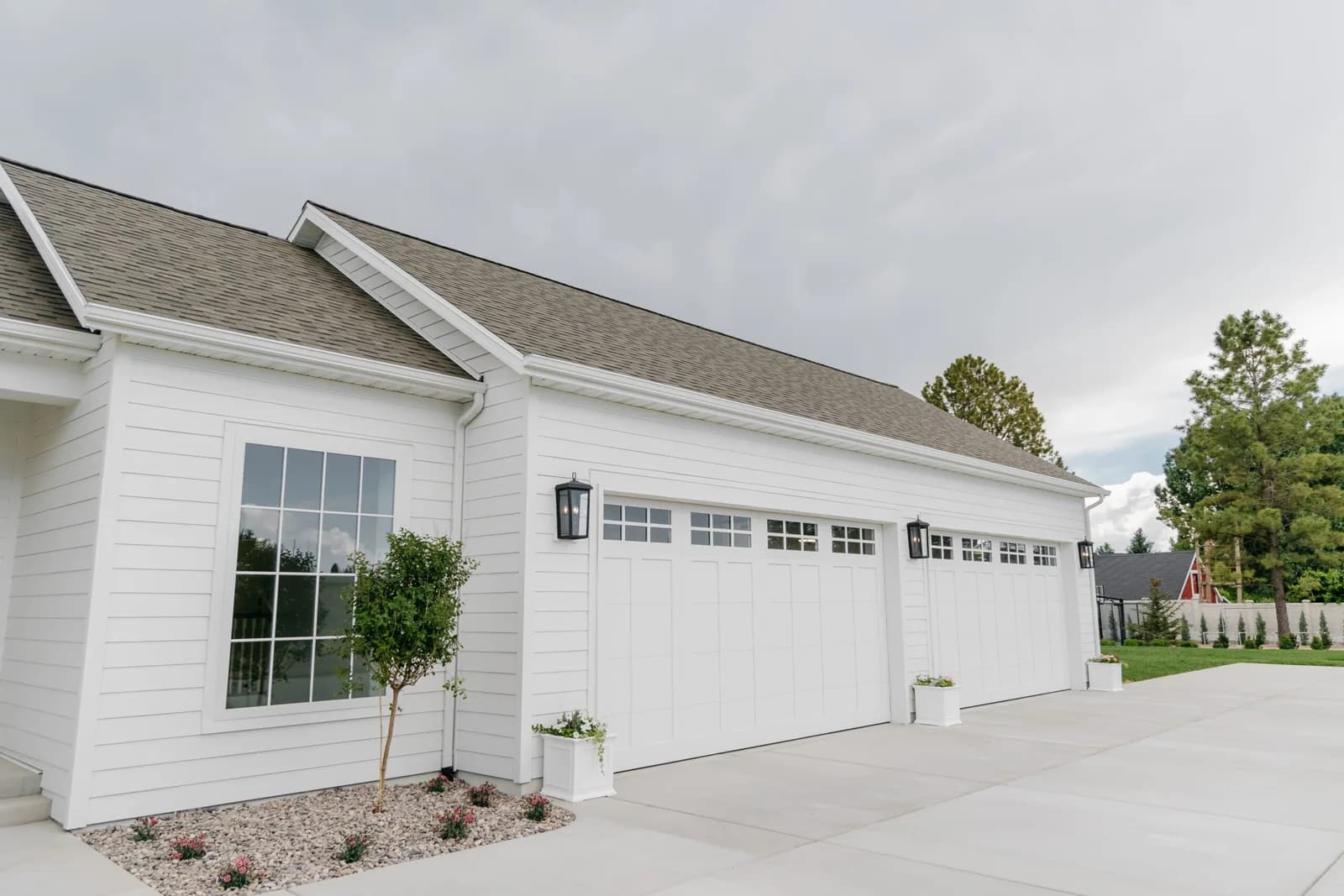 CORNERBROOK SERIES Color: Hardie Arctic White Design: Acadia Window Design: 6 Grid