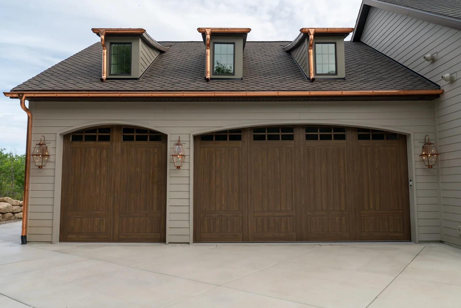 SHORELINE SERIES Color: Bur Oak Design: Bellemeade Window Design: 6 Grid