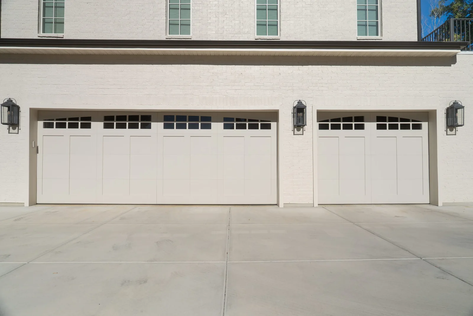 CORNERBROOK SERIES Color: White Design: Acadia Window Design: 8 Grid (Arched)