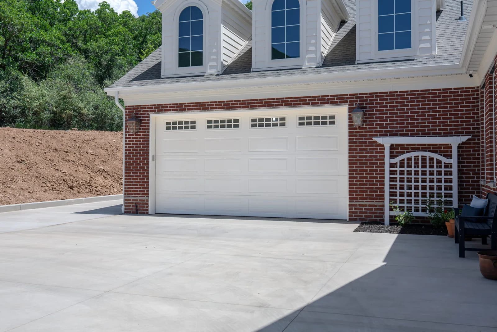 DESIGNER STEEL HIGH PERFORMANCE SERIES Color: Alabaster Design: Raised Ranch Window Design: Stockton Ranch