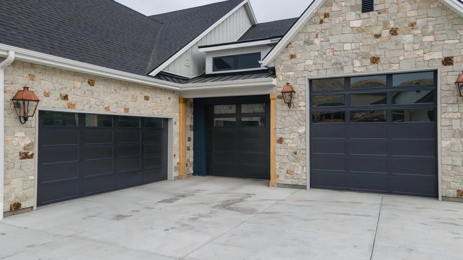 DESIGNER STEEL SERIES Color: Black Design: Long Recessed Window Design: Long Clear