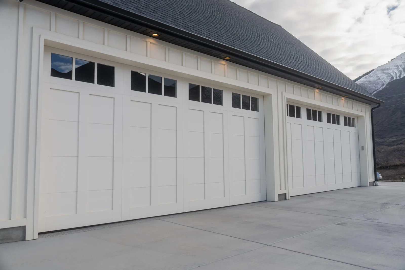 CORNERBROOK SERIES Color: Dove White Design: Acadia Window Design: 3 Lite