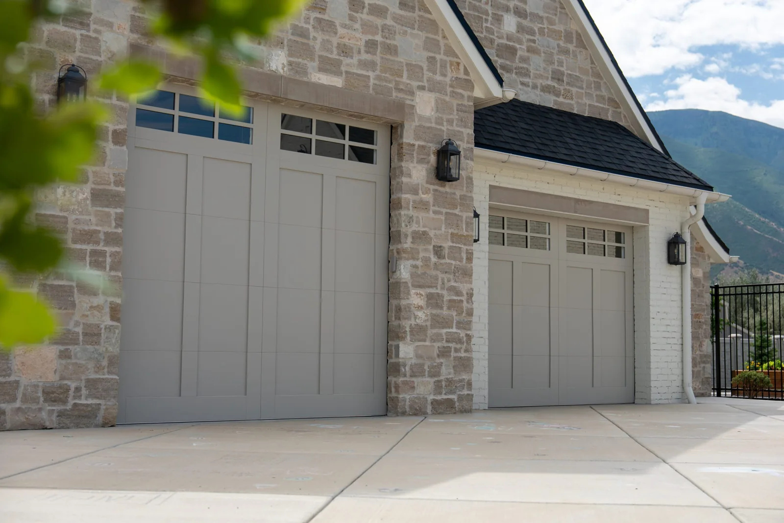 CORNERBROOK SERIES Color: Pavestone Design: Acadia Window Design: 6 Grid