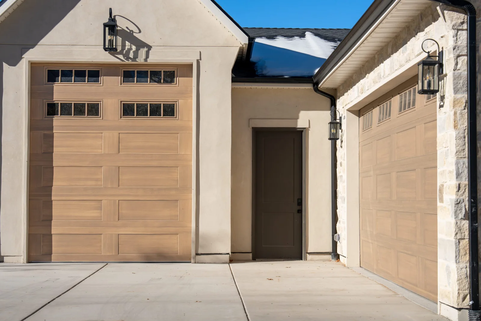 DESIGNER STEEL HIGH PERFORMANCE SERIES Color: Sandalwood Design: Recessed Smooth Ranch Window Design: Stockbridge Ranch