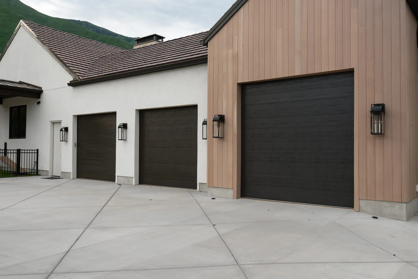 DESIGNER STEEL HIGH PERFORMANCE SERIES Color: Cafe Design: Plank Window Design: None
