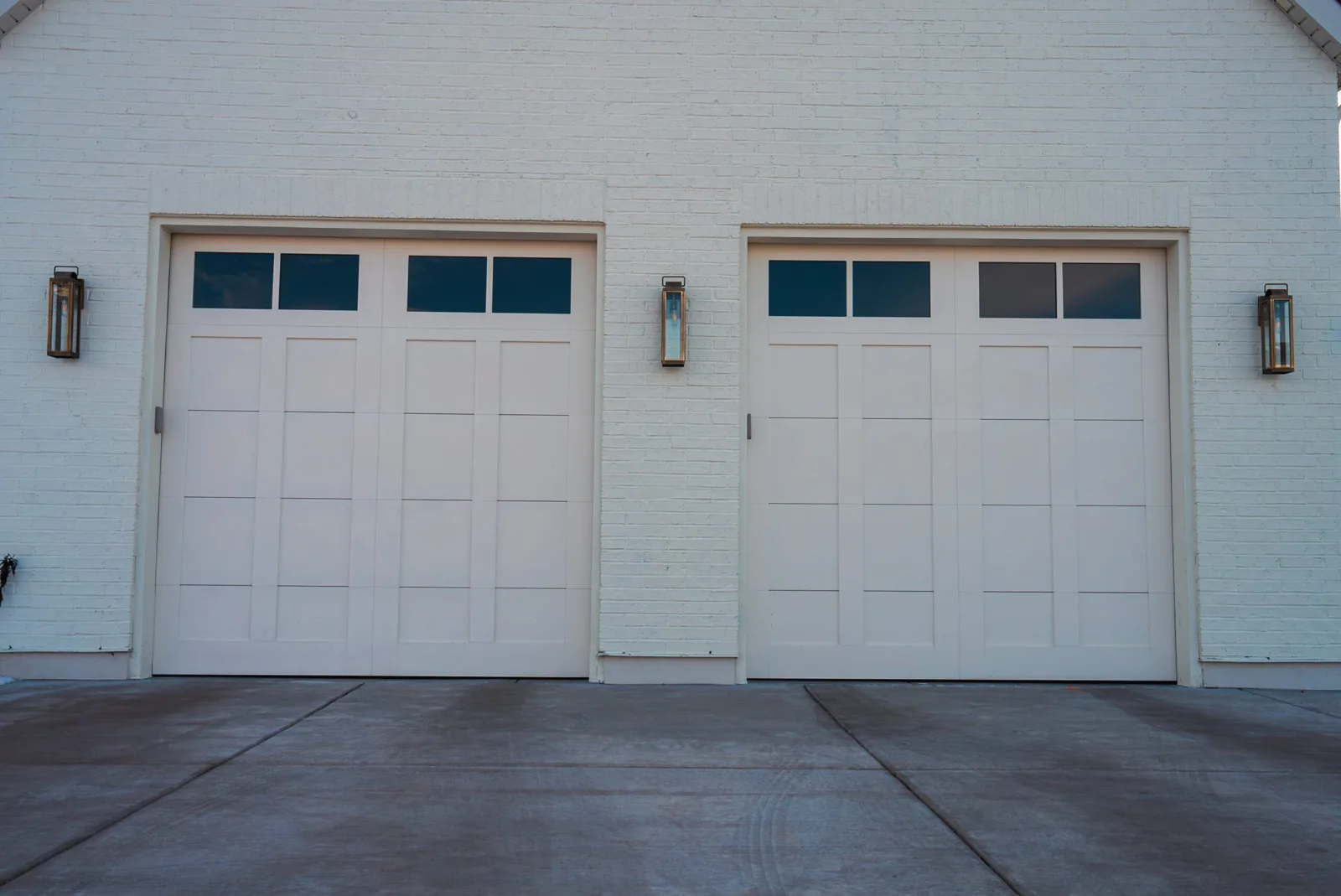 CORNERBROOK SERIES Color: Shoji White Design: Acadia Window Design: 2 Lite