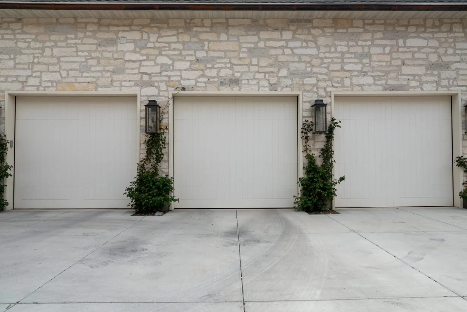 SHORELINE SERIES Color: White Dove Design: Fairfield Window Design: None