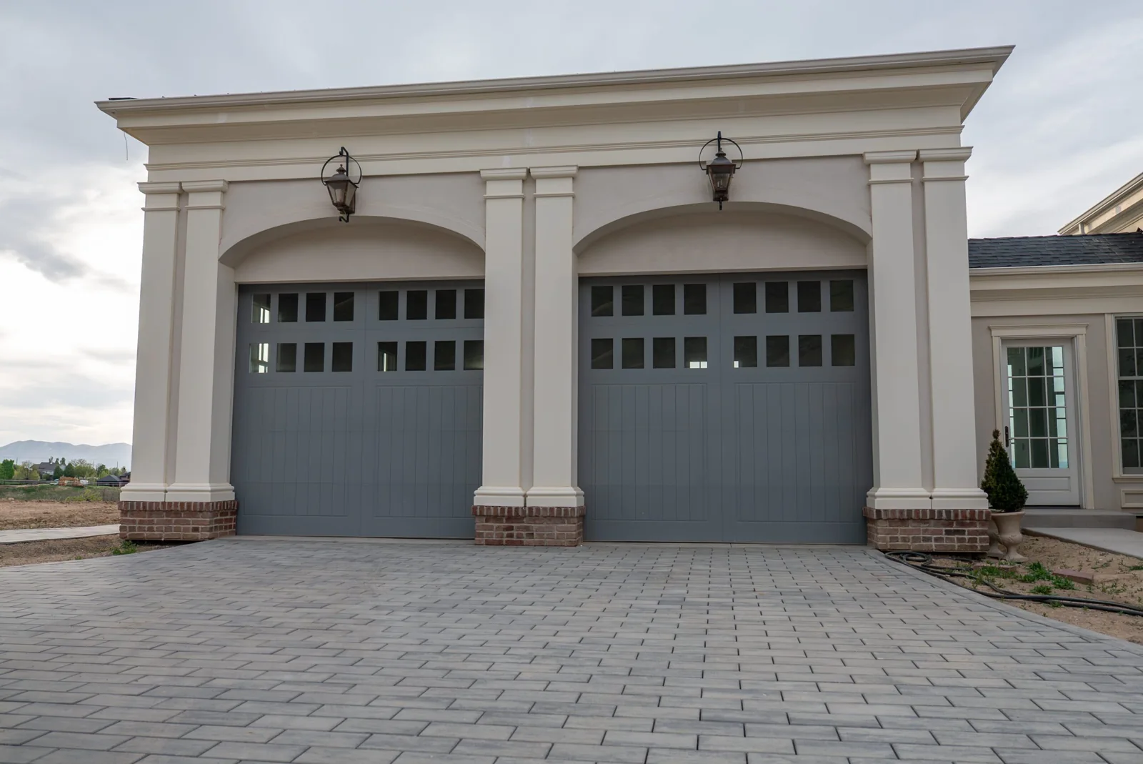 SHORELINE SERIES Color: Westchester Gray Design: Modified Quinn Window Design: 4 Lite