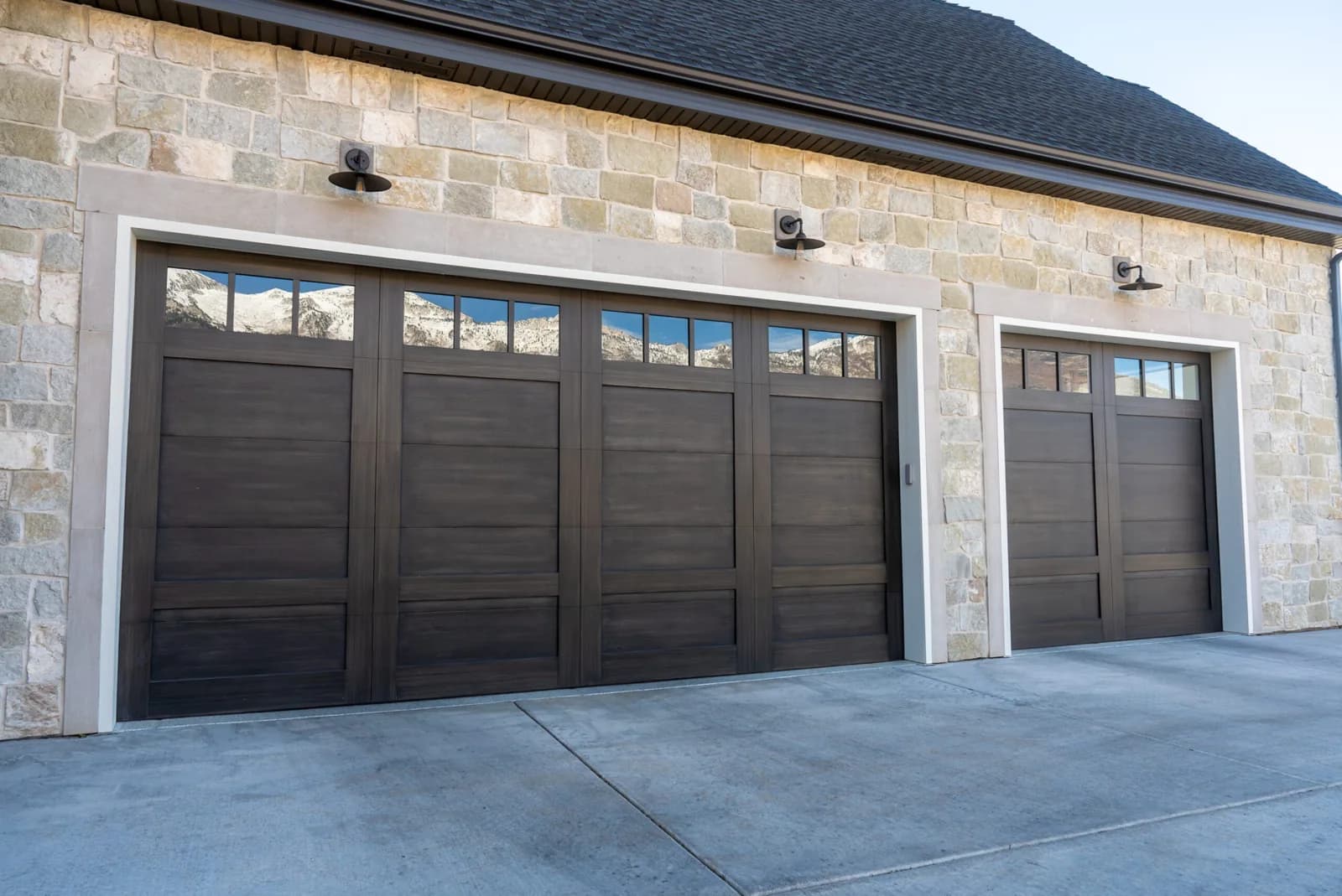 CORNERBROOK SERIES Color: Ebony Design: Andover Window Design: 3 Lite