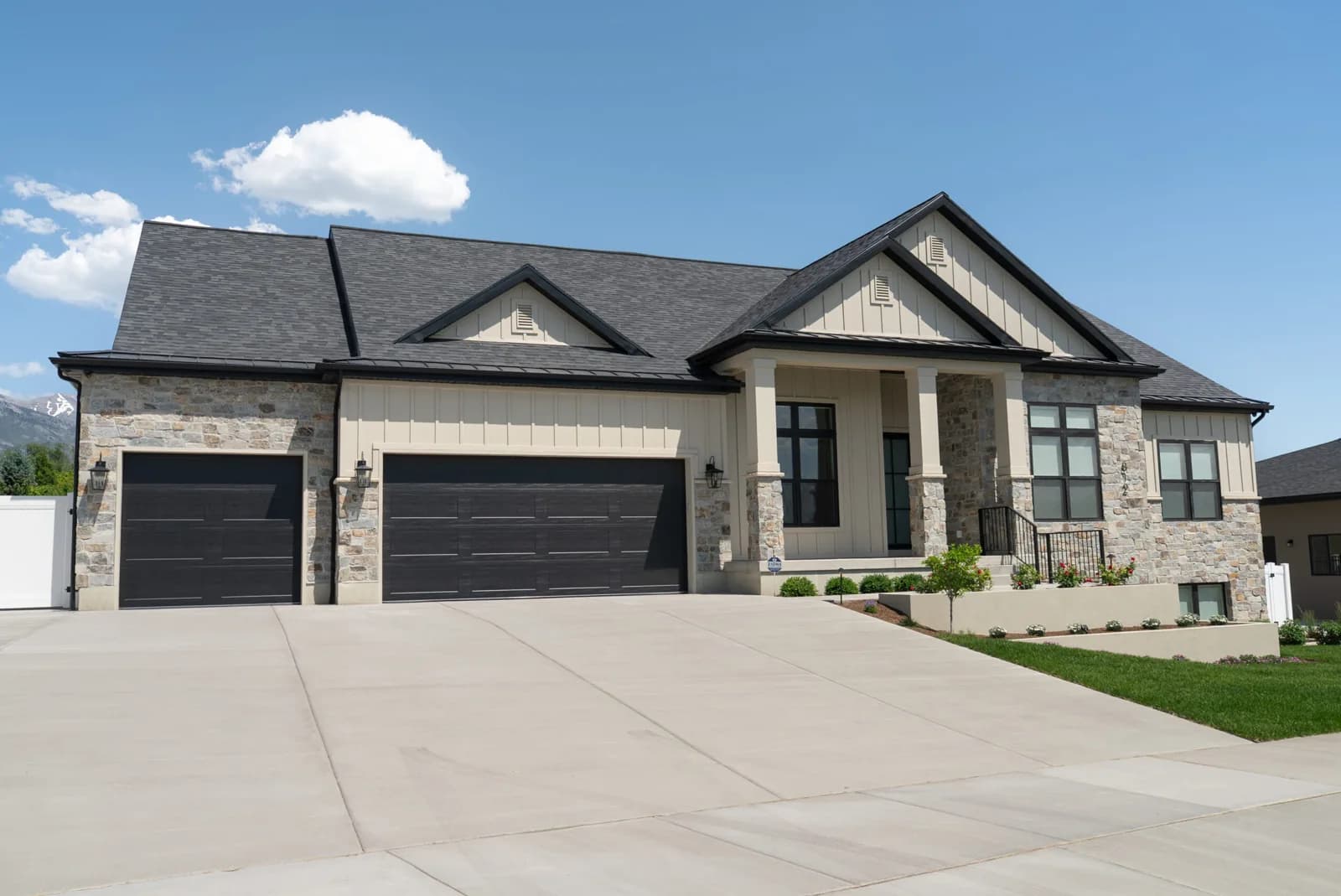 DESIGNER STEEL HIGH PERFORMANCE SERIES Color: Black Design: Recessed Smooth Ranch Window Design: None