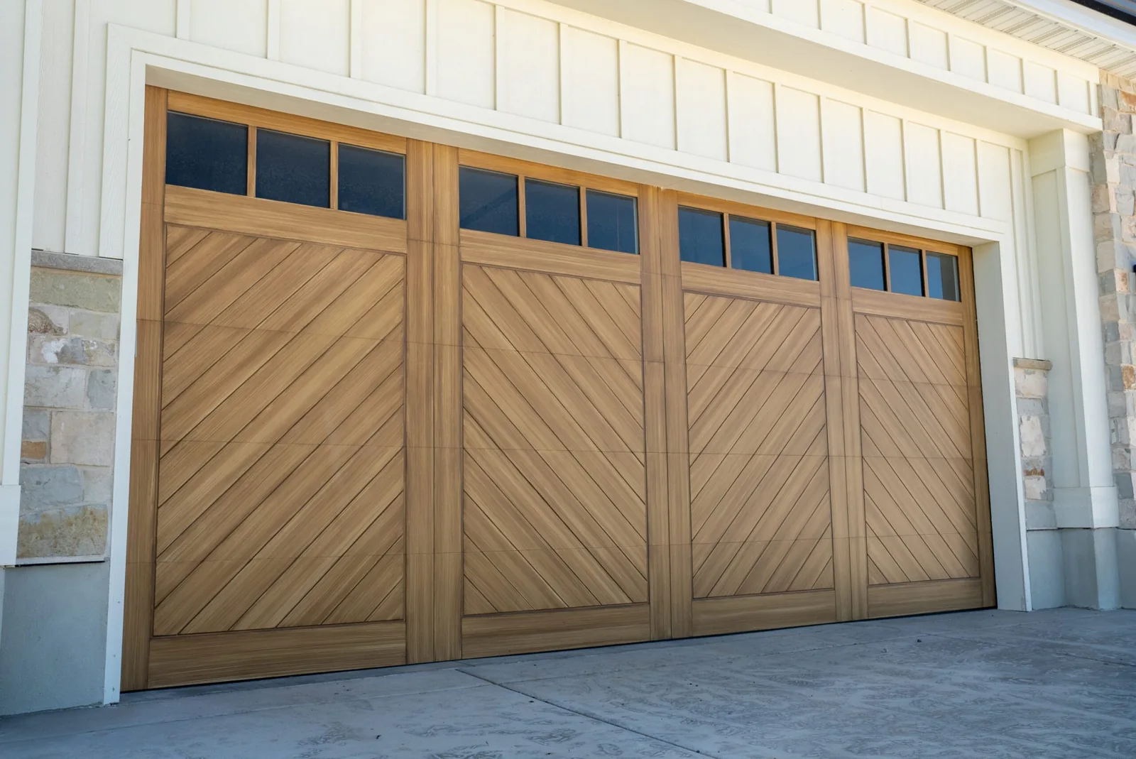 SHORELINE SERIES Color: BeechwoodDesign: Chevron ClosedWindow Design: 3 Grid