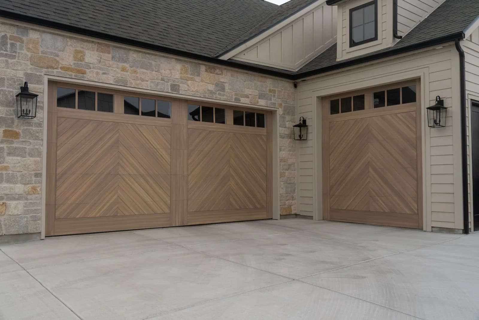 SHORLINE SERIES Color: Driftwood Design: Folkstone Window Design: 3 Lite