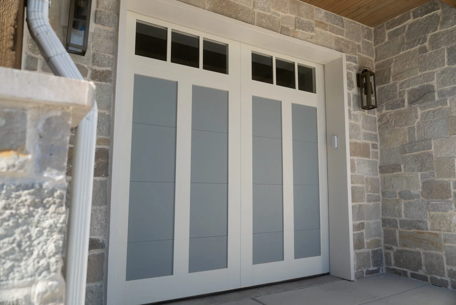 CORNERBROOK SERIES Color: 2 Tone - Sheep's Wool & Cadet Design: Acadia Window Design: 3 Lite