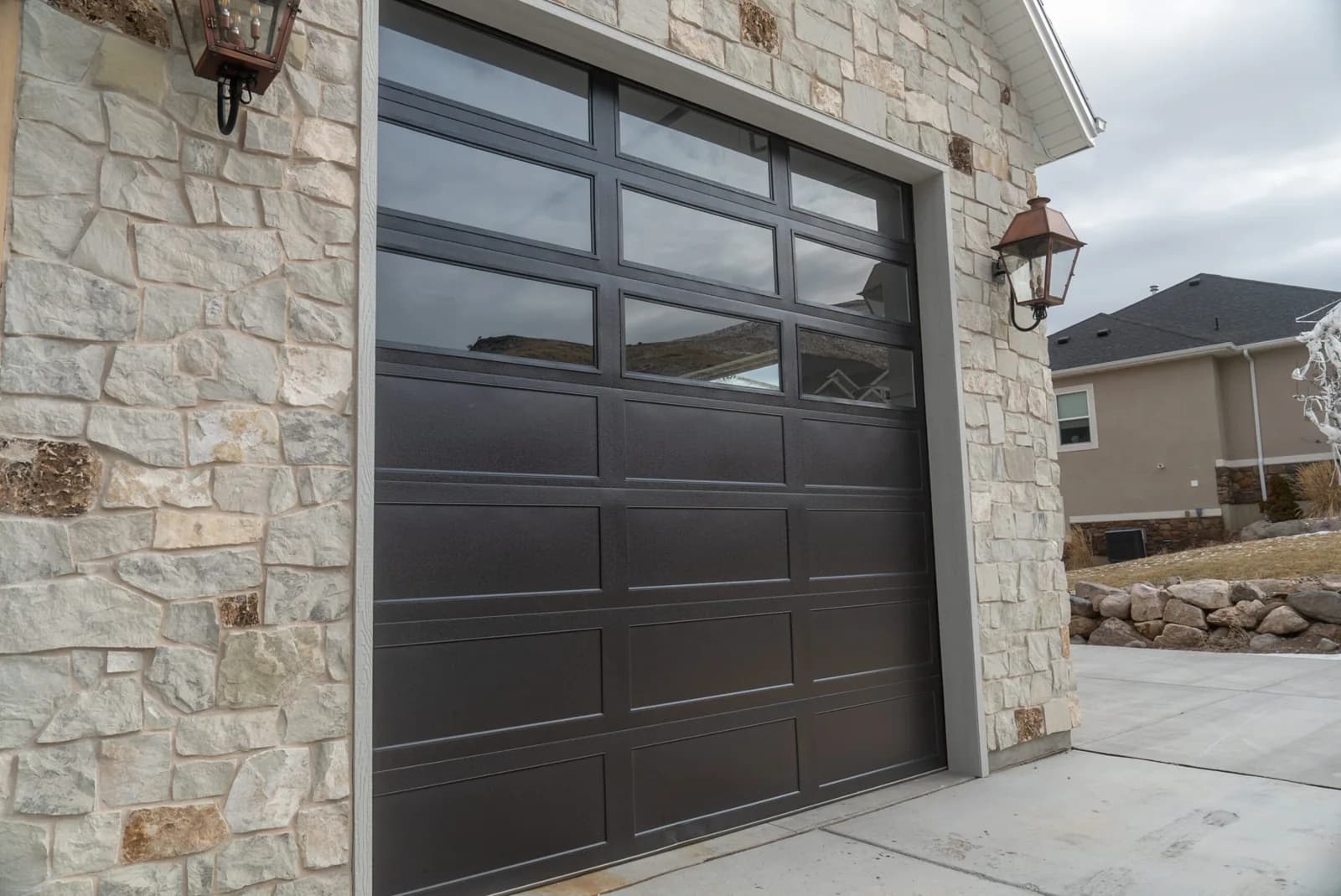 DESIGNER STEEL SERIES Color: Black Design: Long Recessed Window Design: Long Clear