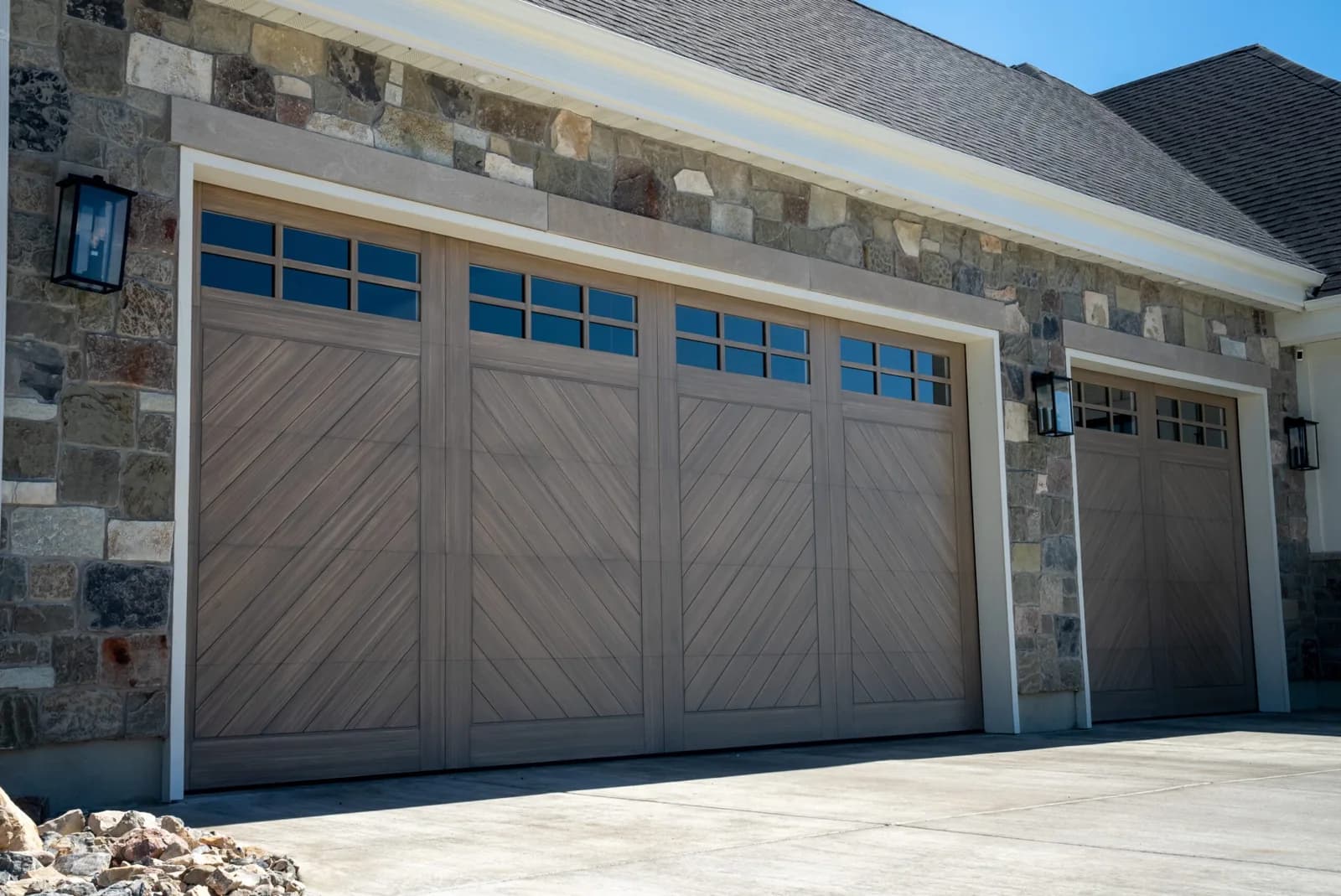 SHORELINE SERIES Color: DriftwoodDesign: Chevron ClosedWindow Design: 6 Grid