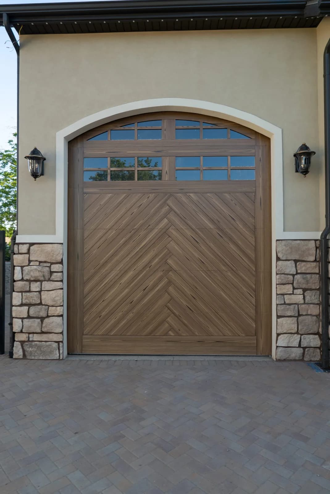 SHORELINE SERIES Color: Valley Oak Design: Hudson Window Design: 6 Grid