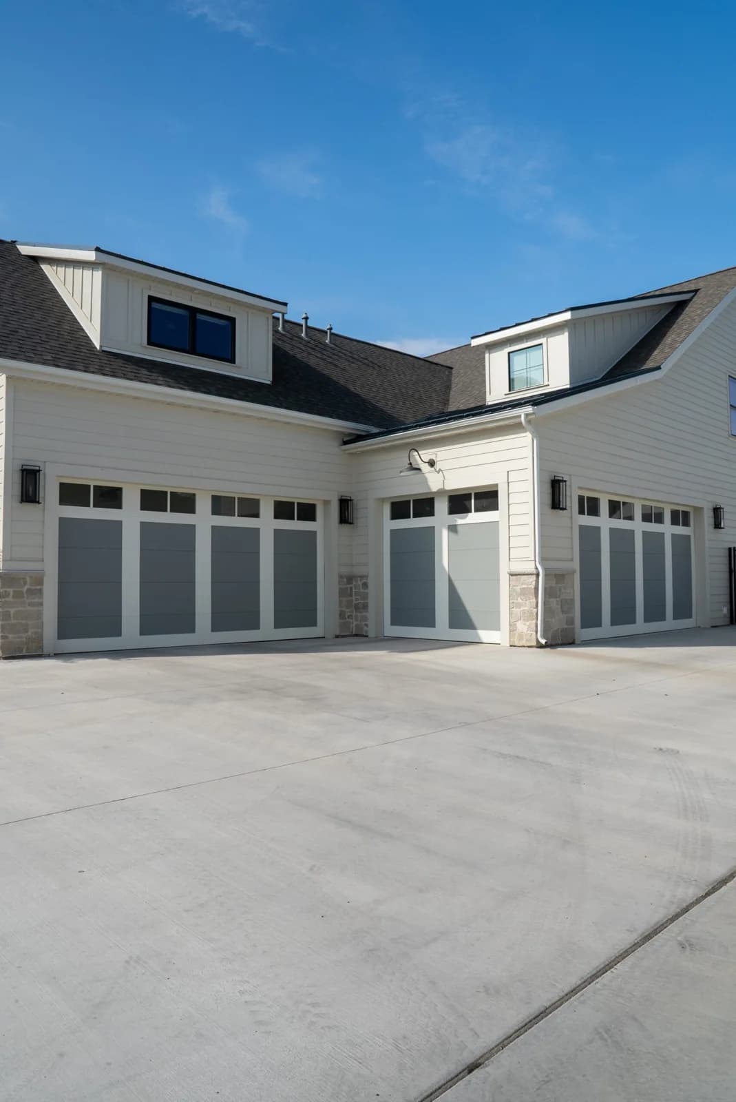 CORNERBROOK SERIES Color: Two-Tone (Tin lizzie and Alabaster) Design: Burin Window Design: 2 Lite