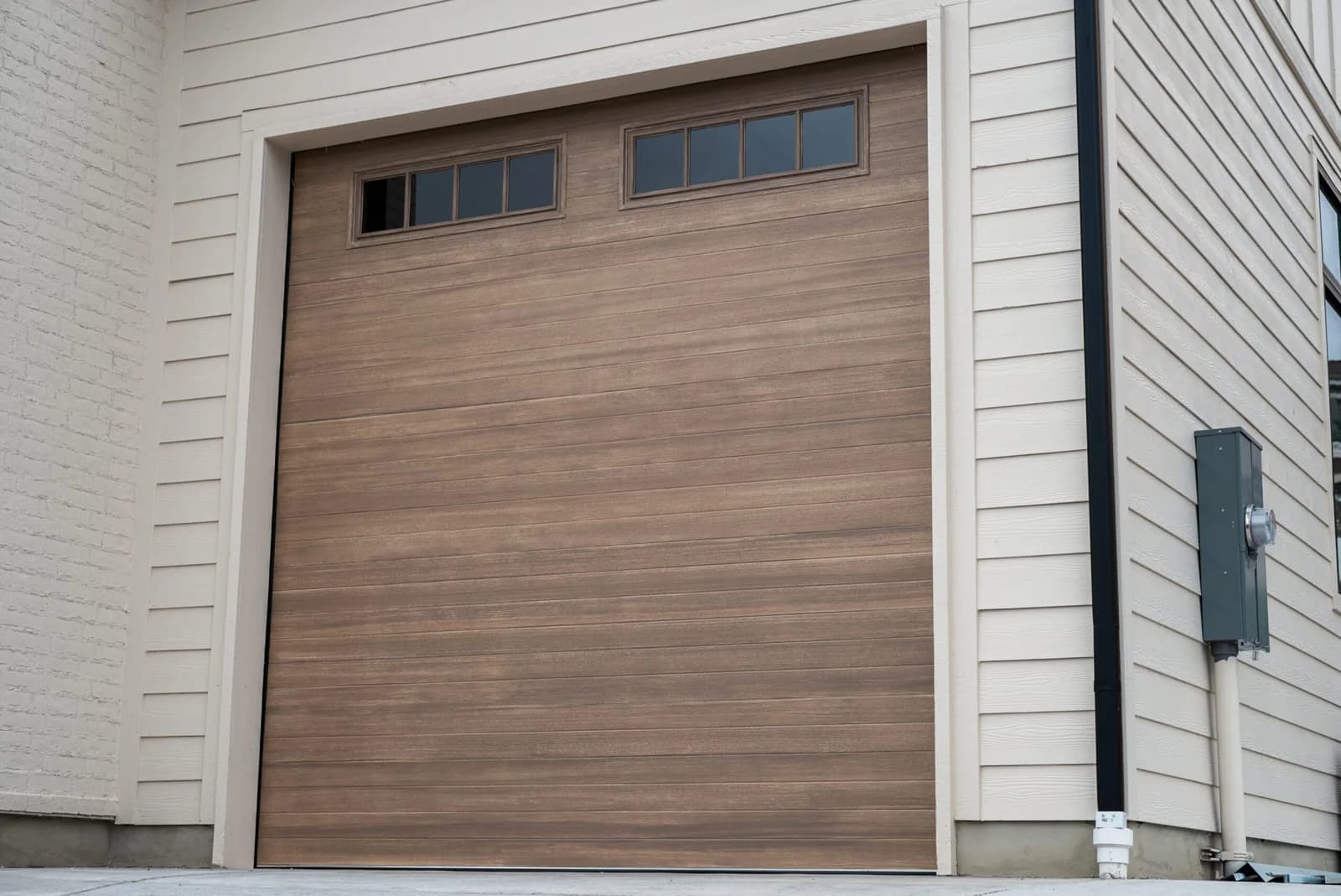 DESIGNER STEEL HIGH PERFORMANCE SERIES Color: Driftwood Design: Plank Window Design: Stockbridge Ranch