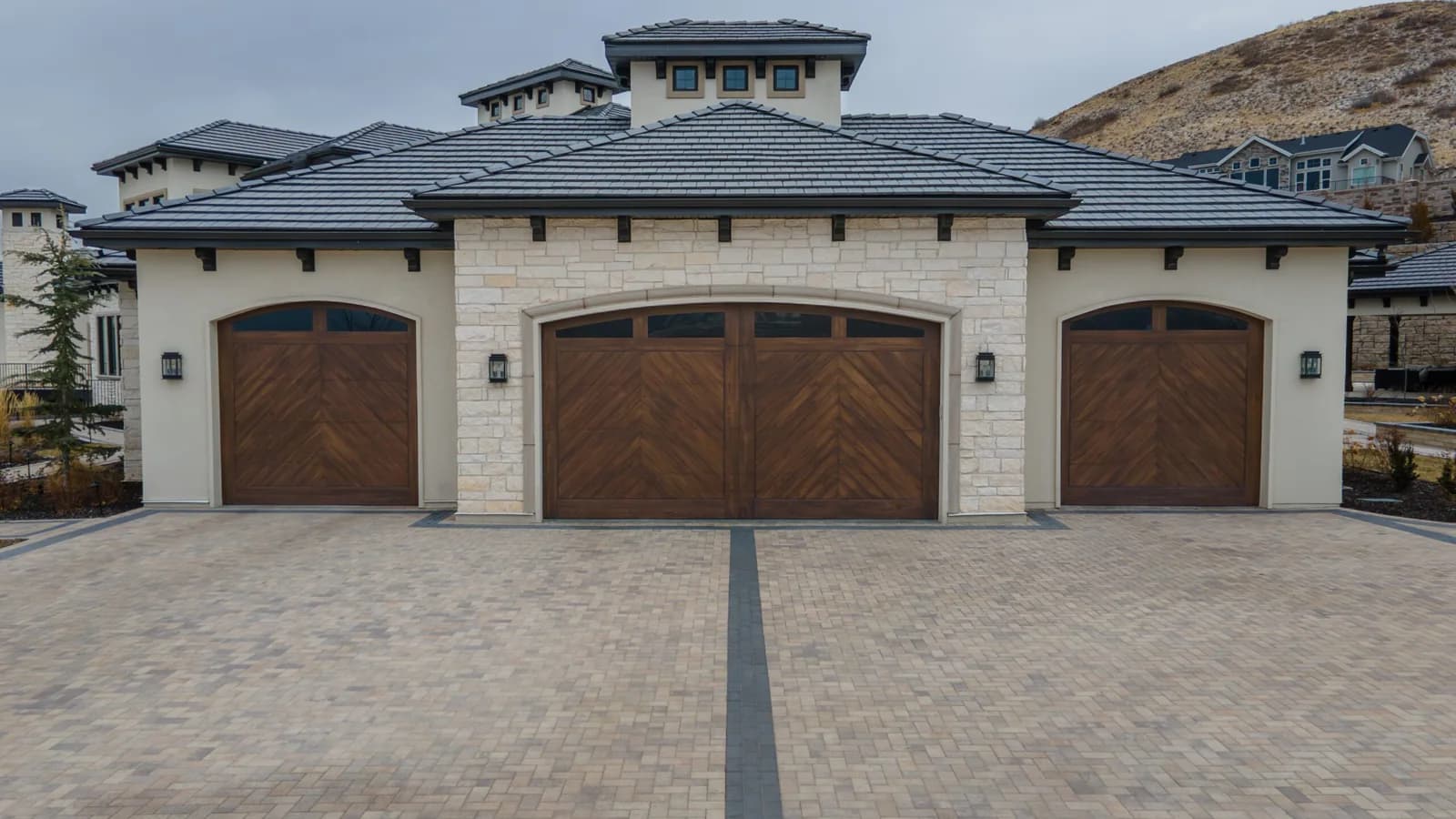 SHORELINE SERIES Color: Chestnut Design: Folkstone Window Design: Standard