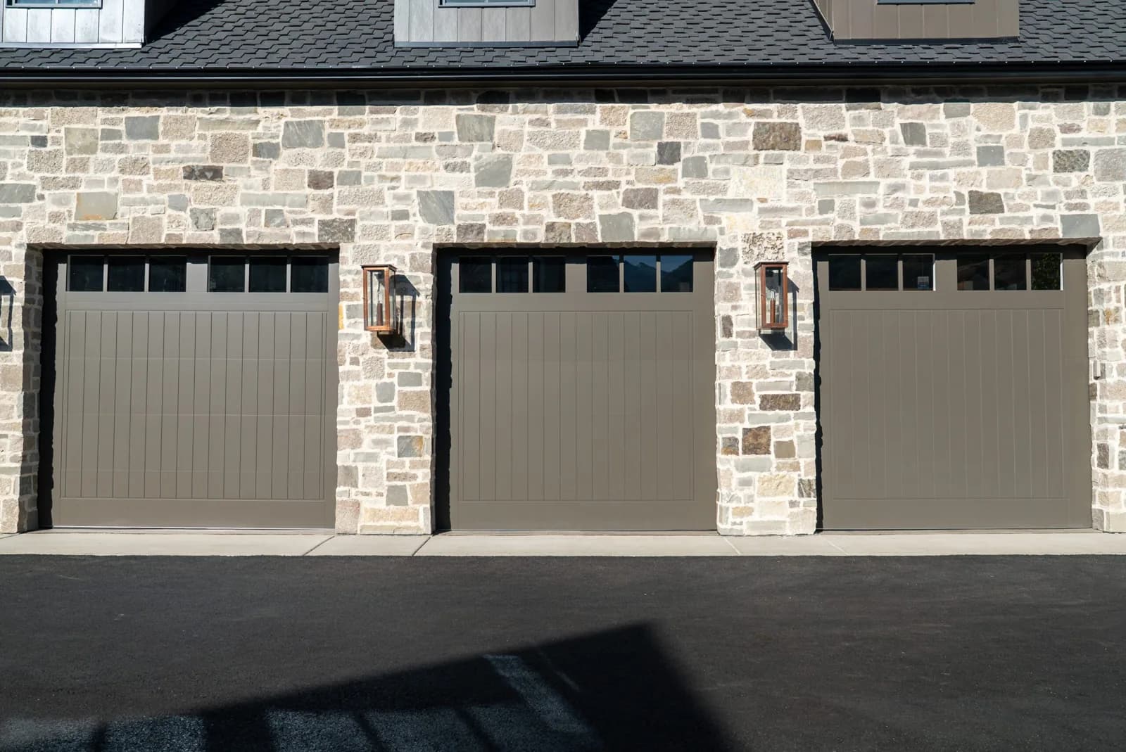 SHORELINE SERIES Color: Urbane Bronze Design: Anais Window Design: 3 Lite