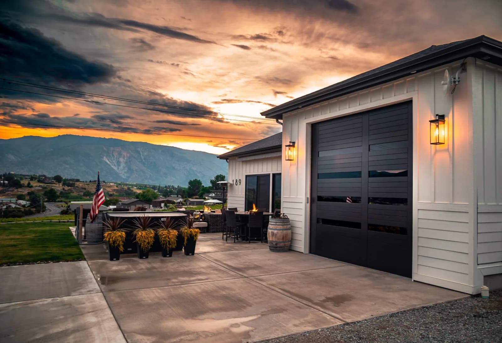 SHORELINE SERIES Color: Tricorn Black Design: Custom Window Design: Custom