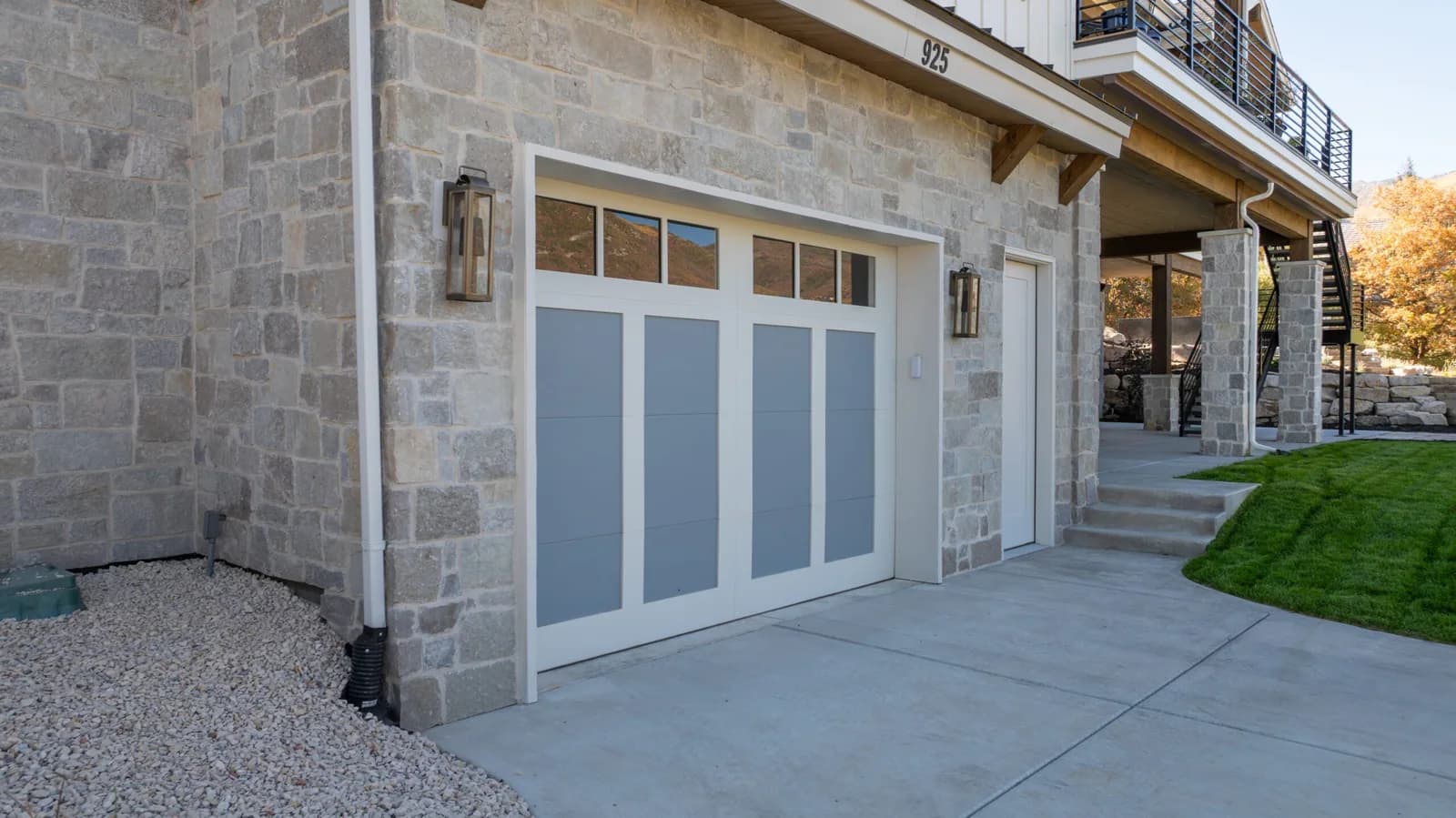 CORNERBROOK SERIES Color: 2 Tone - Sheep's Wool & Cadet Design: Acadia Window Design: 3 Lite
