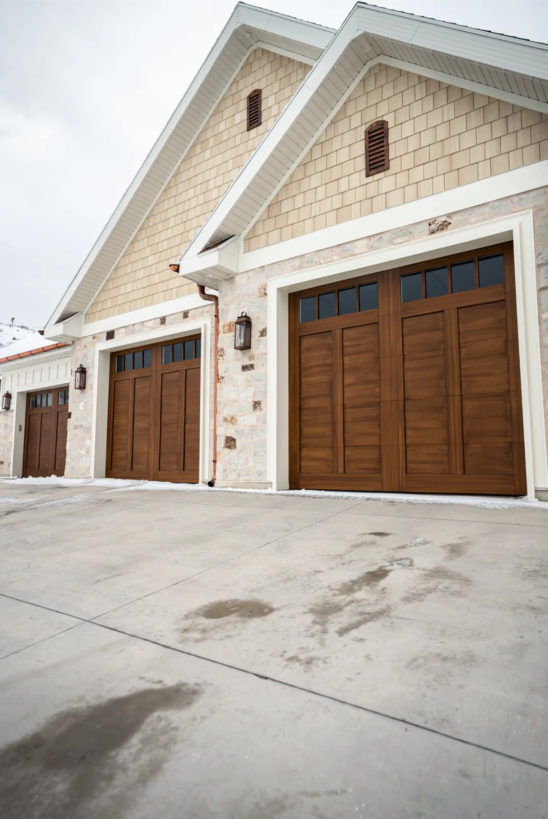 CORNERBROOK SERIES Color: Elm Design: Acadia Window Design: 4 Lite
