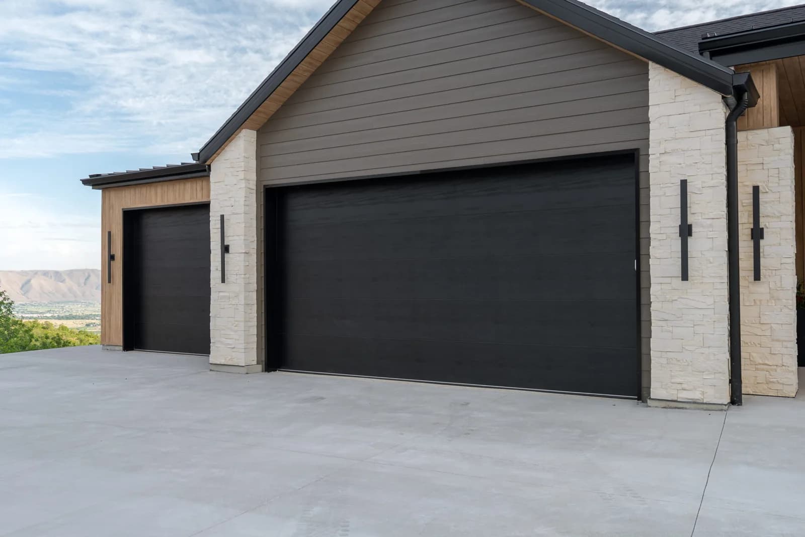 DESIGNER STEEL HIGH PERFORMANCE SERIES Color: Black Design: Flush Panel Window Design: None