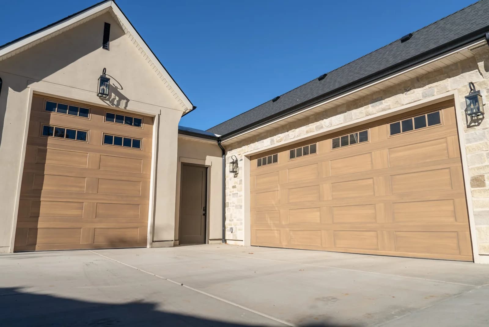 DESIGNER STEEL HIGH PERFORMANCE SERIES Color: Sandalwood Design: Recessed Smooth Ranch Window Design: Stockbridge Ranch