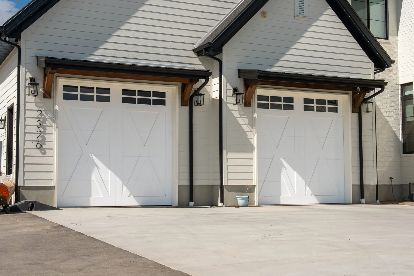 CORNERBROOK SERIES Color: Vidor White Design: Weston Window Design: 6 Grid
