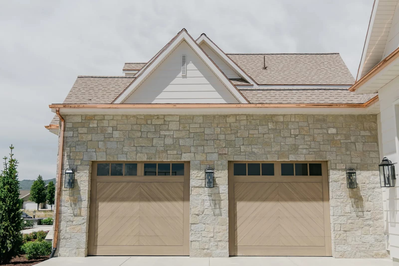 SHORELINE SERIES Color: Driftwood Design: Chevron Window Design: 3 Grid