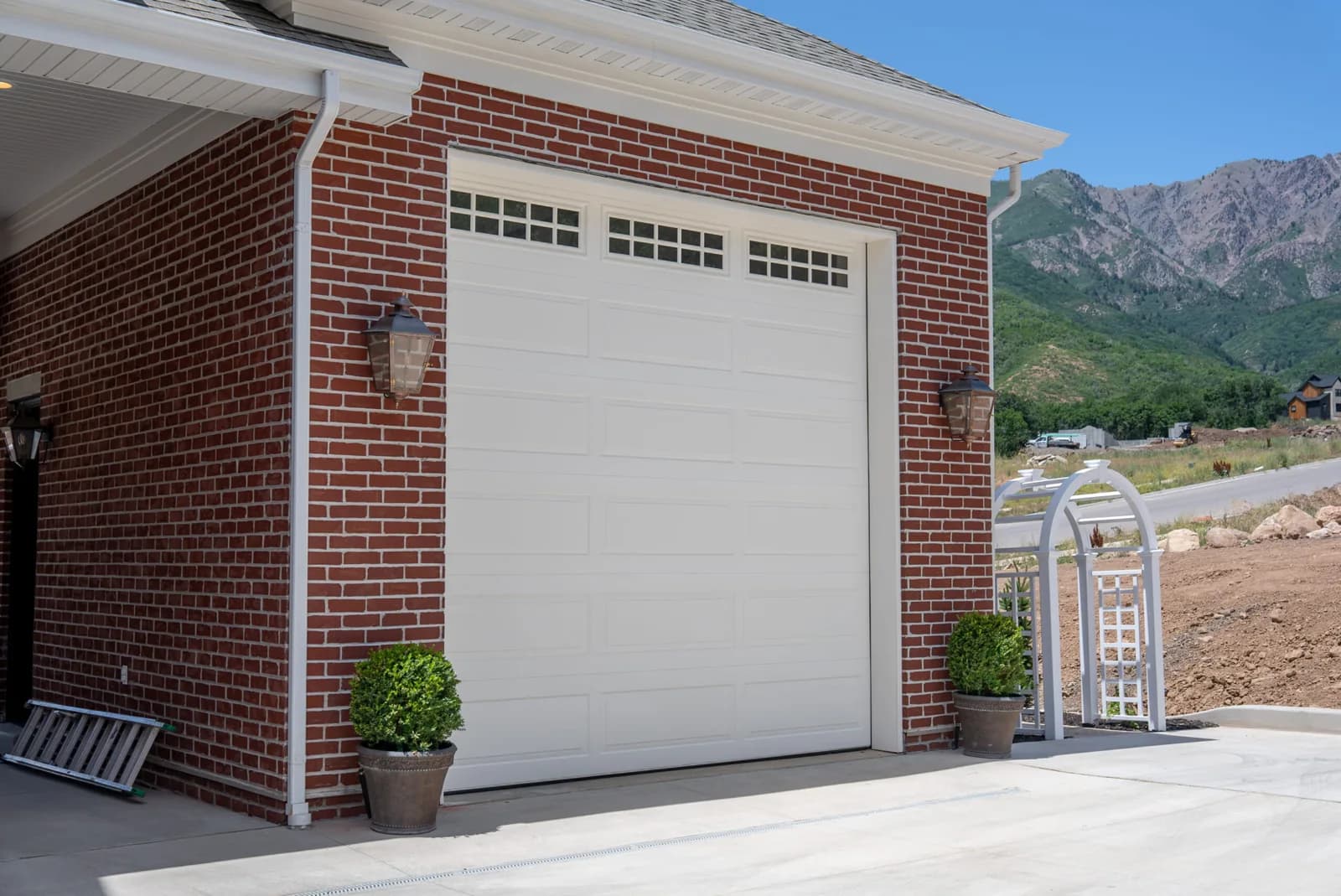 DESIGNER STEEL HIGH PERFORMANCE SERIES Color: Alabaster Design: Raised Ranch Window Design: Stockton Ranch